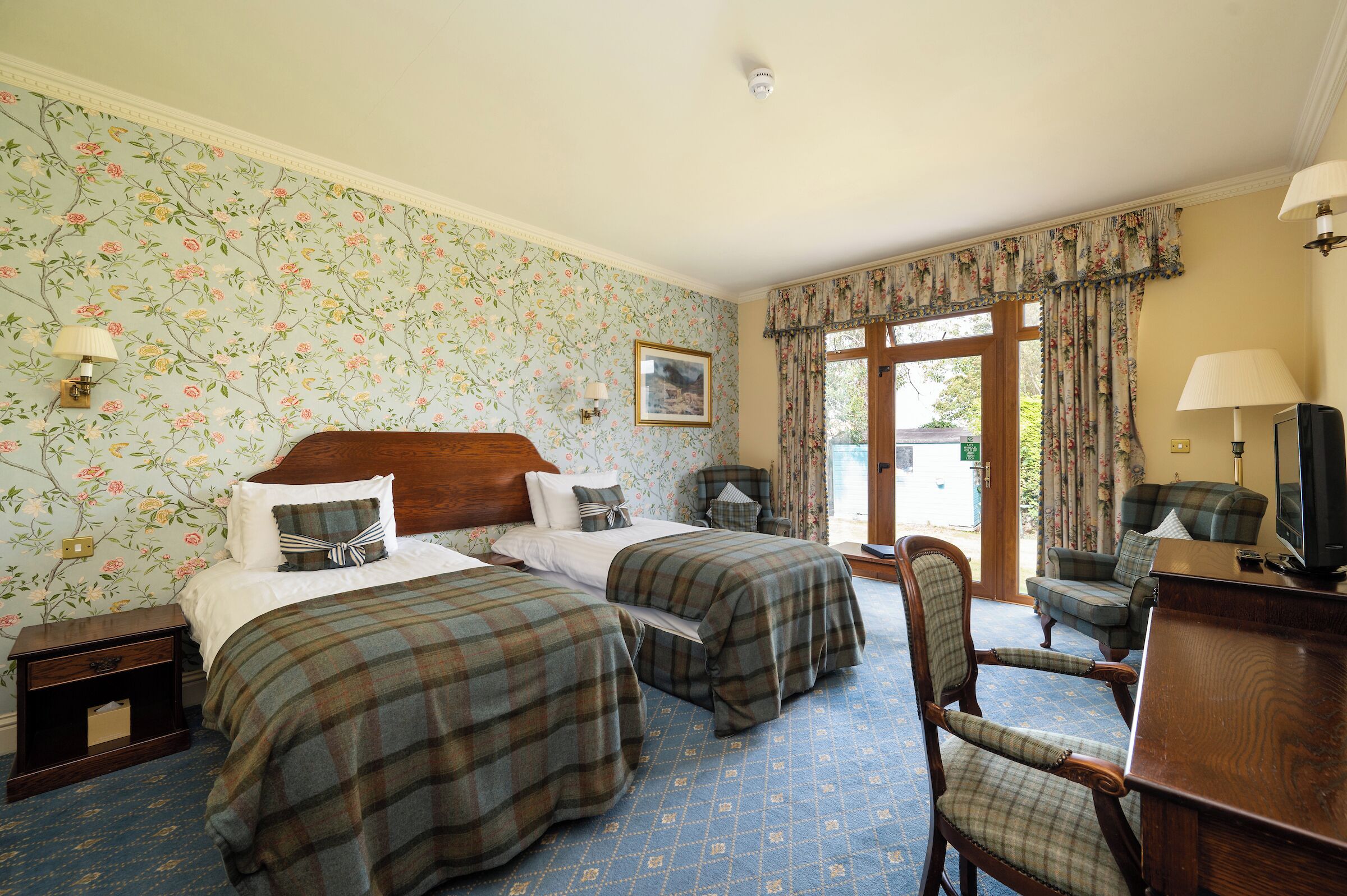 Deluxe Twin Room, Garden View | Iron/ironing board, free WiFi