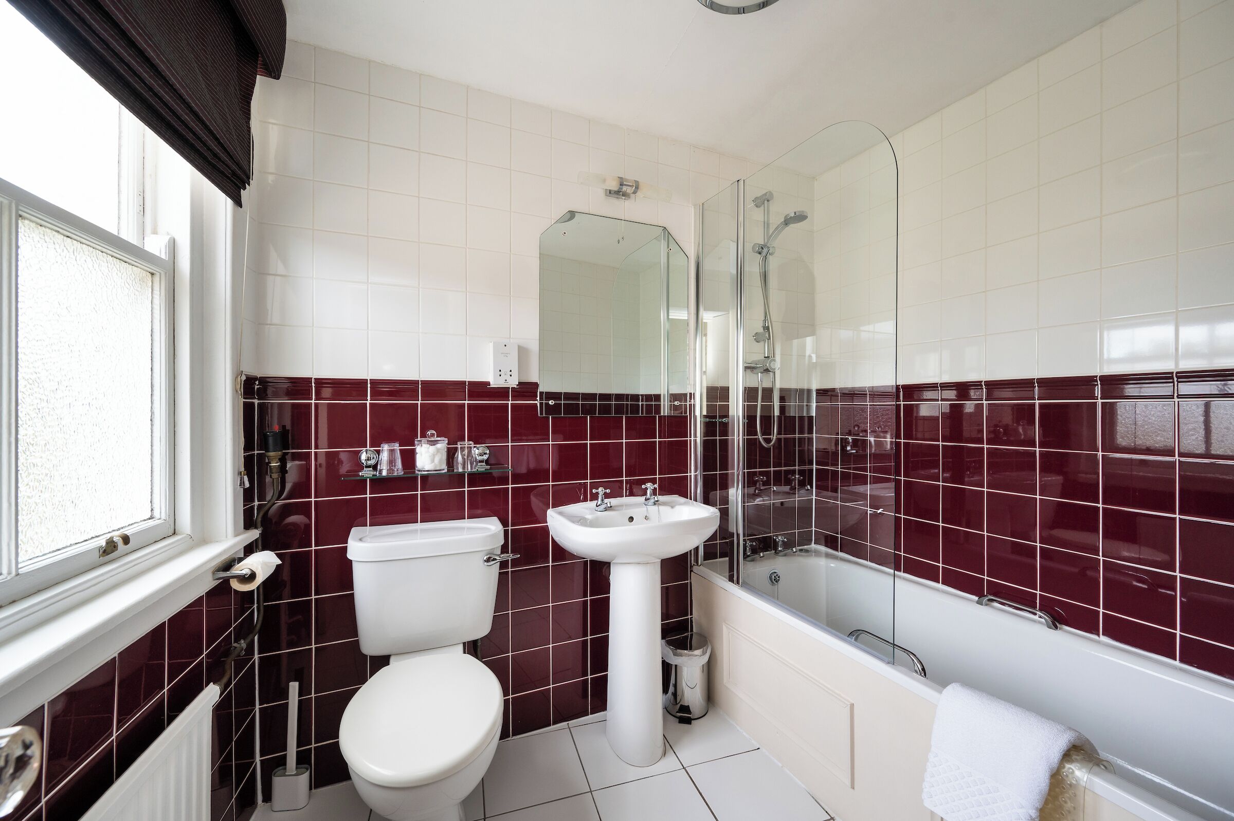 A bathroom with a toilet, sink, and bathtub.