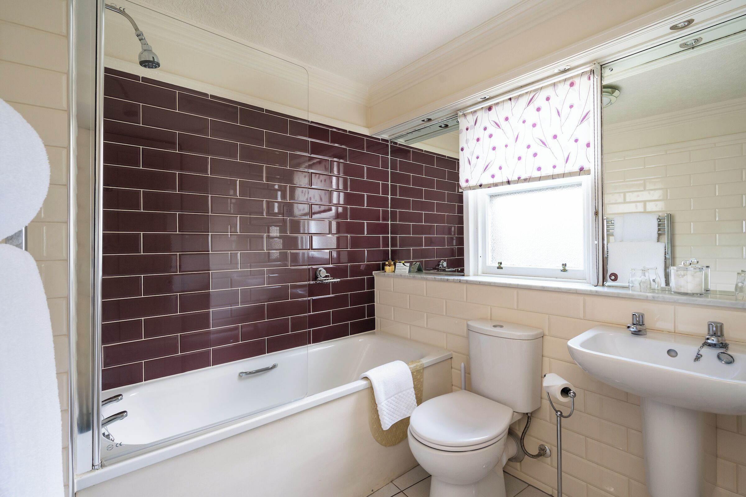 Ein Badezimmer mit Badewanne, Toilette und Waschbecken.