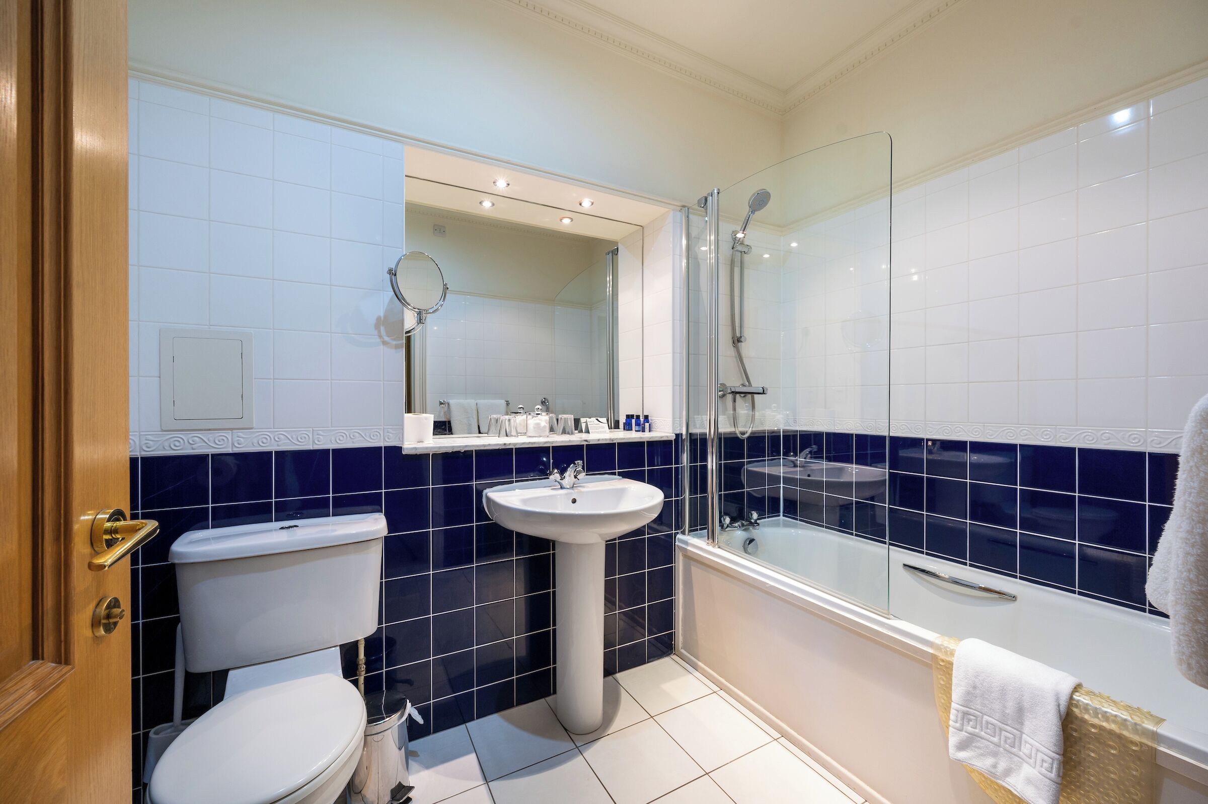 Ein Badezimmer mit Toilette, Waschbecken und Badewanne.