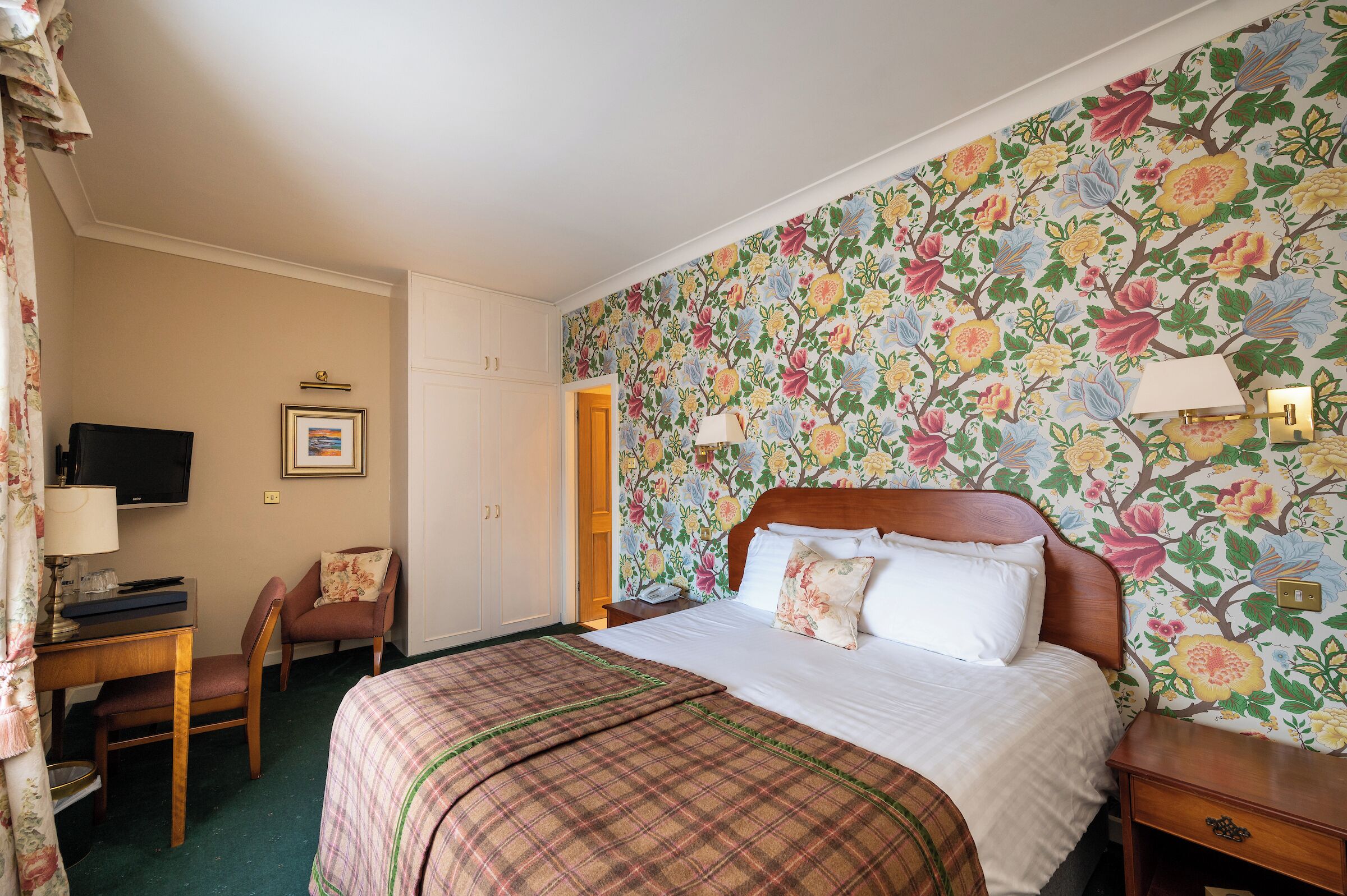 Comfort Double Room, Courtyard View | Iron/ironing board, free WiFi