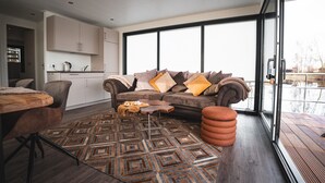 Un salon moderne avec un canapé, une table basse et un tapis à motifs.