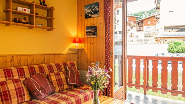 Living area - Charming, Fully Equipped Studio With Balcony (Aussois)