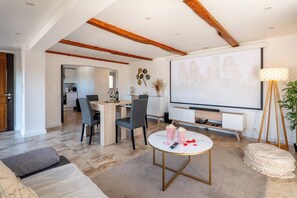 Interior - Piscine-Jacuzzi-Videoprojector-Clim La Perle Rare (Mougins)
