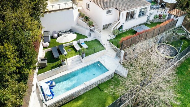 A modern house with a swimming pool, outdoor seating, and a well-maintained garden. - Piscine-Jacuzzi-Videoprojector-Clim La Perle Rare (Mougins)