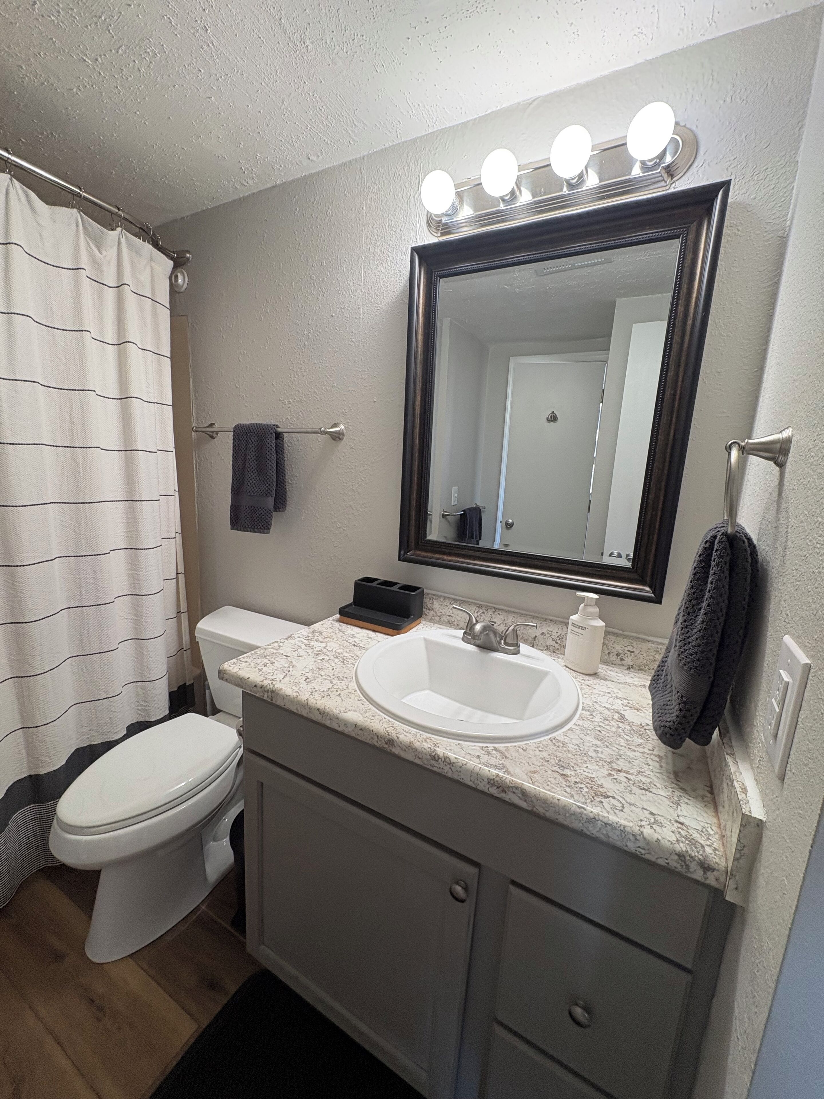 吹风机、毛巾、肥皂、卫生纸