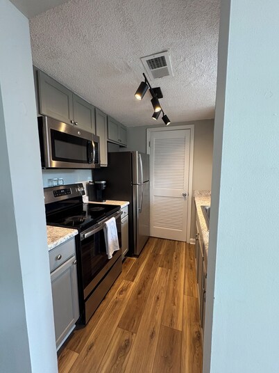 Renovated 1 BR, 1 BA in the Heart of USC Campus