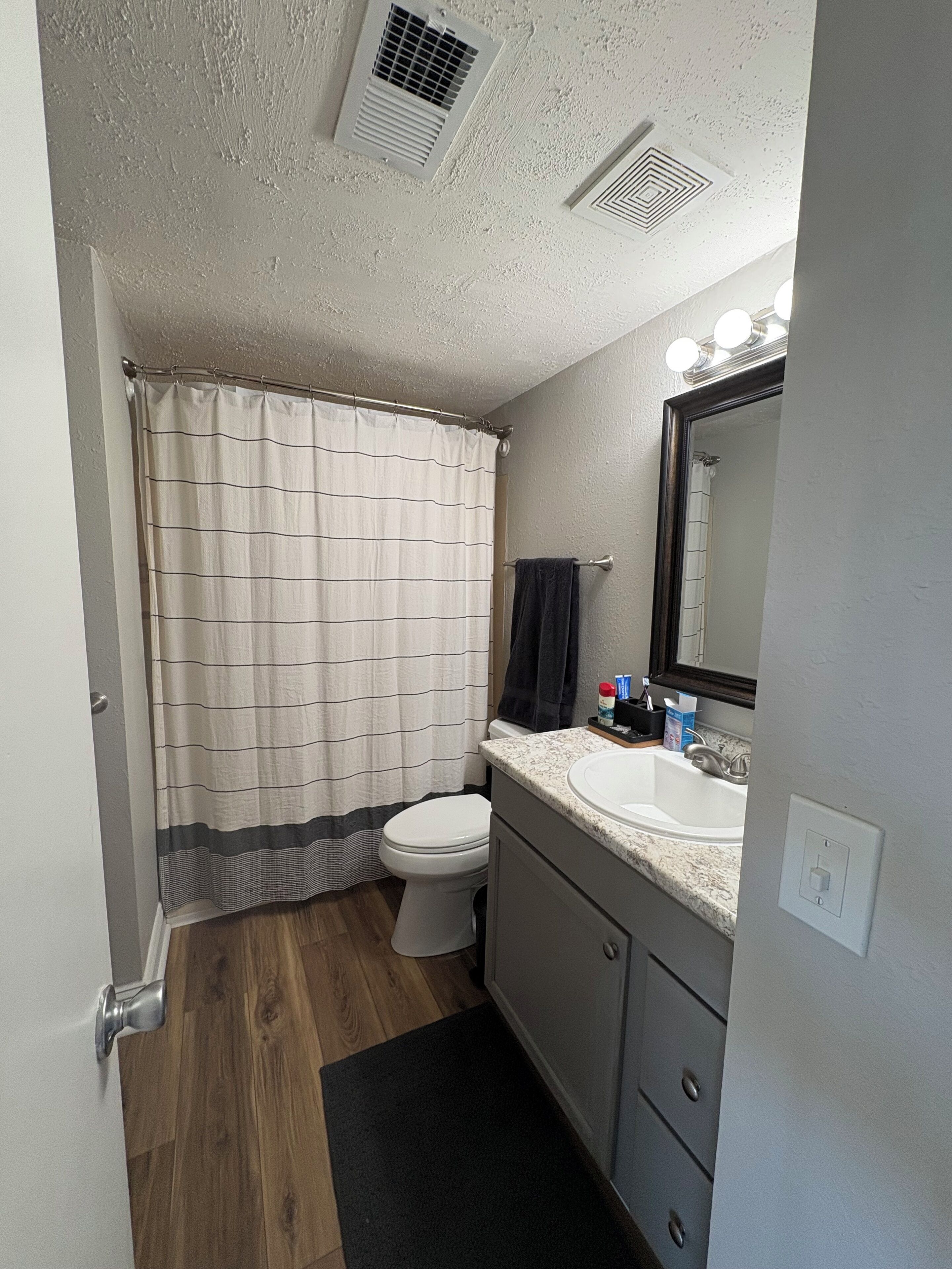 Séchoir à cheveux, serviettes fournies, savon, papier de toilette