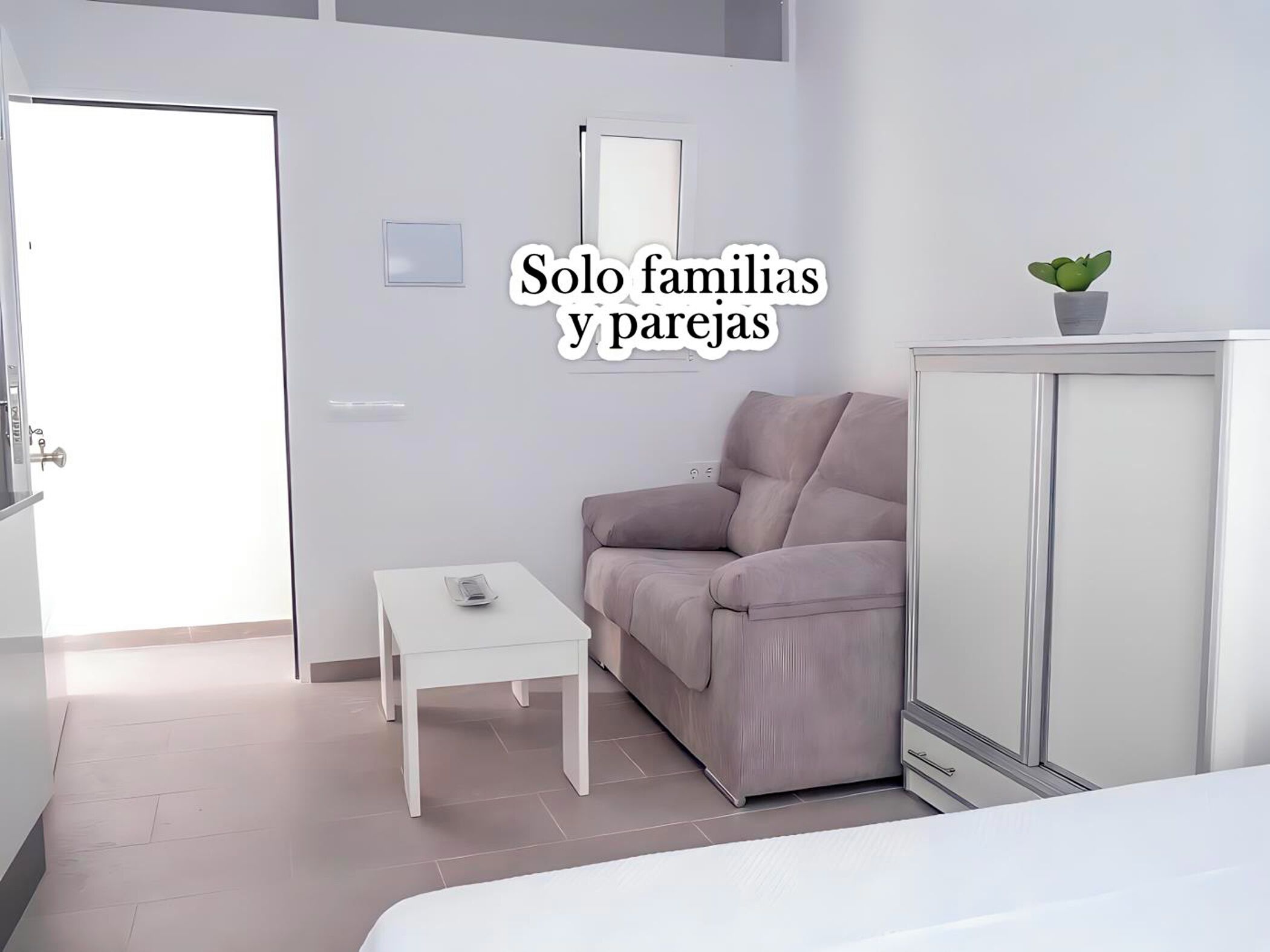 Economy Studio, Air conditioning | Living area | 42-inch flat-screen TV with cable channels