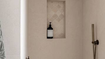 Ducha, secador de pelo, toallas y jabón