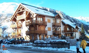Exterior - Apartment in Valloire Near Ski Gondolas (Valloire)