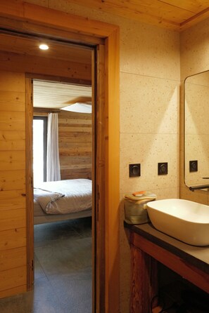 5 bedrooms, iron/ironing board, travel crib, WiFi - CHALET LE CAIRN view of the village Large open spaces 5 minutes from the cable car (Valloire)