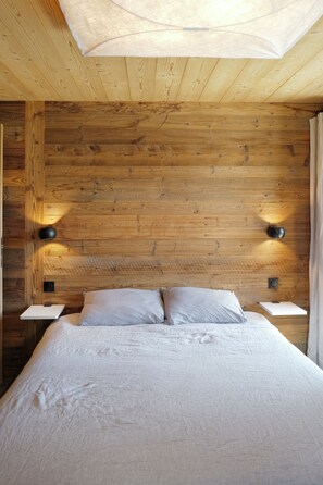 5 bedrooms, iron/ironing board, travel crib, WiFi