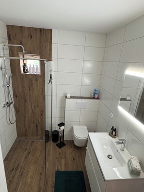 Douche, sèche-cheveux, serviettes fournies, savon