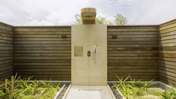 Sunrise Beach Villa | Badezimmer | Kostenlose Toilettenartikel, Haartrockner, Handtücher, Seife