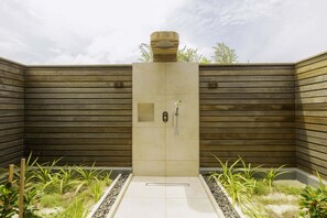 Sunrise Beach Villa | Bagno | Set di cortesia gratuito, asciugacapelli, asciugamani, sapone