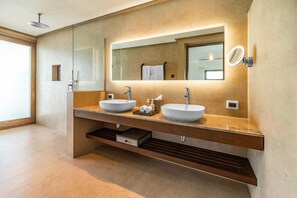 Ocean Pool Villa | Baño | Artículos de higiene personal ecológicos, secador de pelo y toallas