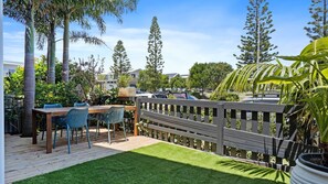 Outdoor dining - Coastal Castaway - Close to the beach! (Kingscliff)