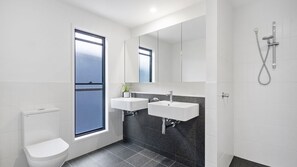 Shower - Coastal Castaway - Close to the beach! (Kingscliff)