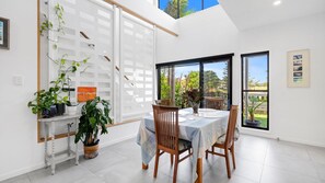 Dining - Coastal Castaway - Close to the beach! (Kingscliff)