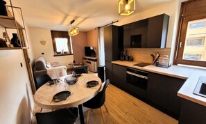 Microwave, dishwasher, cookware/dishes/utensils - Apartment on Rue du Centre Near Slopes (Les Gets)