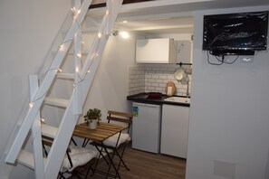 Dining - Bright and cozy apartment near the city center (Roma)