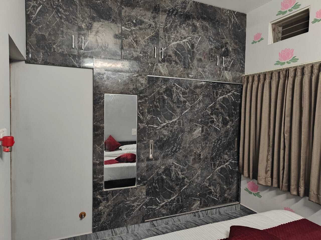 4 bedrooms, in-room safe, iron/ironing board, free WiFi