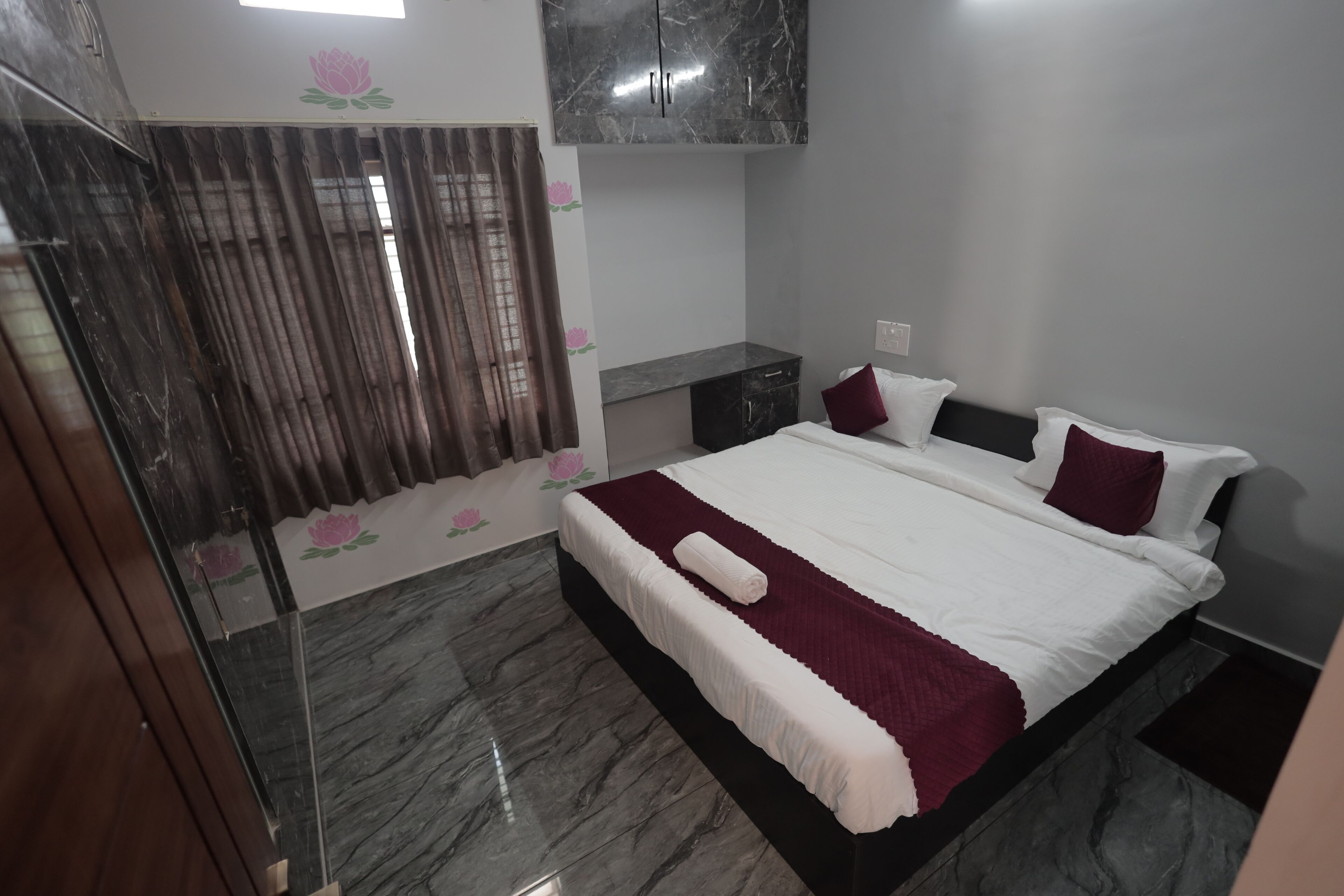 4 bedrooms, in-room safe, iron/ironing board, free WiFi