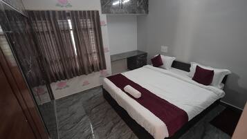 4 bedrooms, in-room safe, iron/ironing board, free WiFi