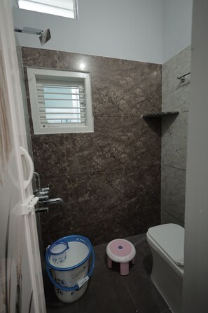 Douche, sèche-cheveux, serviettes fournies, savon