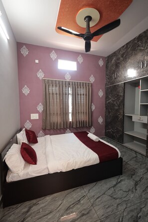 4 chambres, coffres-forts dans les chambres, fer et planche à repasser