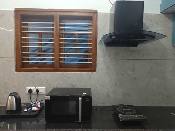 雪櫃、微波爐、焗爐、爐具