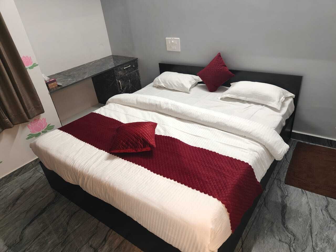 2 chambres, coffres-forts dans les chambres, fer et planche à repasser