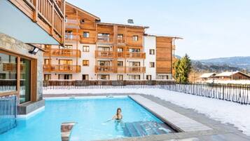 Kolam renang outdoor dan sebuah kolam renang air hangat