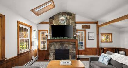 Apres Easy | Hot Tub & Bar | 10 Min to Mount Snow!