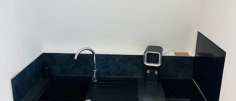 Kjøleskap, mikrobølgeovn, kokeplater og kaffetrakter/tekoker