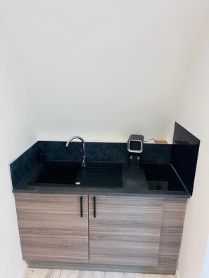 Kühlschrank, Mikrowelle, Herdplatte, Wasserkocher mit Kaffee-/Teezubehör