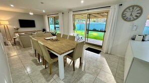 Interior - Sandy Possum. 5 min walk to Narrawallee Inlet & Beach! Pet friendly, 2 families (Narrawallee)