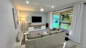 TV - Sandy Possum. 5 min walk to Narrawallee Inlet & Beach! Pet friendly, 2 families (Narrawallee)