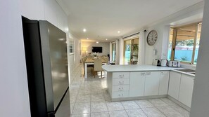 Interior - Sandy Possum. 5 min walk to Narrawallee Inlet & Beach! Pet friendly, 2 families (Narrawallee)