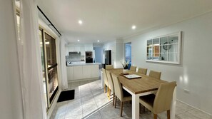 Dining - Sandy Possum. 5 min walk to Narrawallee Inlet & Beach! Pet friendly, 2 families (Narrawallee)