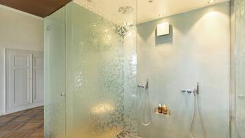 Suite | Bagno | Asciugamani, sapone, shampoo, carta igienica