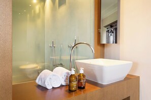 Suite | Bathroom | Towels, soap, shampoo, toilet paper - Hotel St. Petersinsel (Twann)
