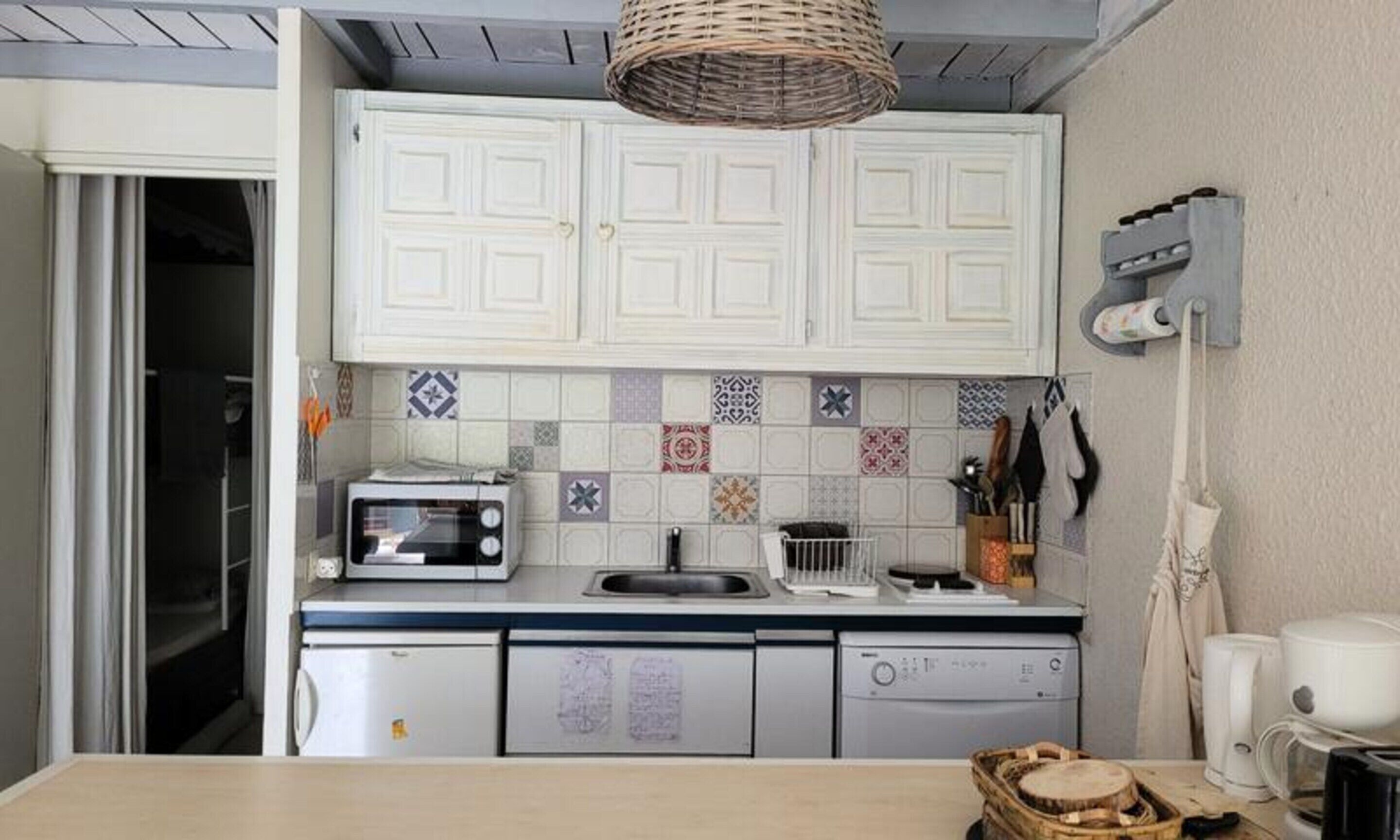 Fridge, microwave, dishwasher, coffee/tea maker