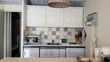 Fridge, microwave, dishwasher, coffee/tea maker