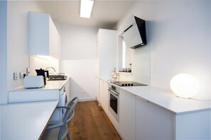 Fridge, oven, stovetop, dishwasher - Stylish 2Bed By Guinness brewery & Kilmainham Gaol (Dublin)