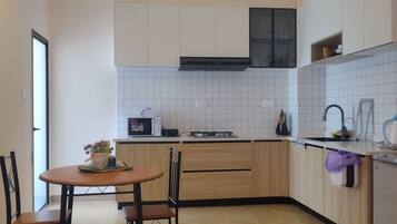 Micro-ondes, plaque de cuisson, serviettes en papier