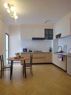 Micro-ondes, plaque de cuisson, serviettes en papier