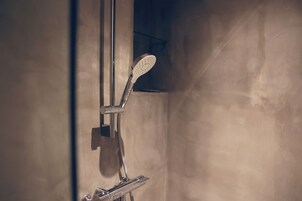 Ducha, secador de pelo, pantuflas, toallas