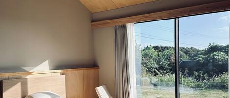 Schreibtisch, laptopgeeigneter Arbeitsplatz, kostenloses WLAN